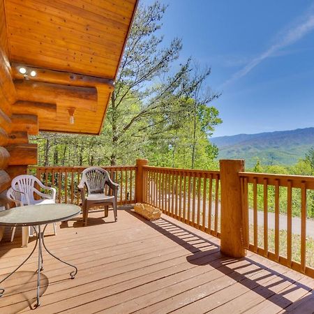 Idyllic Gatlinburg Cabin With Hot Tub And Balcony! Exterior photo